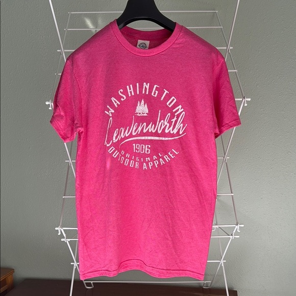 Pink Washington Leavenworth T-shirt NWT size Small (RF6) - Picture 1 of 4